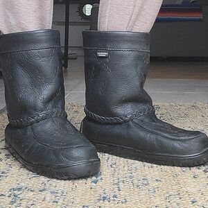 Women's Black manitobah winter boots (model:tamarak)